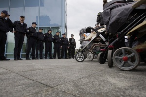 Парламентът в Сараево под обсада