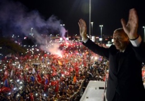 Протестът в Истанбул събра десетки хиляди турци, френски оркестър и футболни фенове