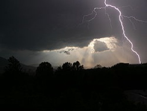 Мълния удари 2 момчета на футболно игрище