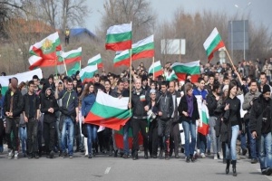 Около 40 души протестират срещу кабинета "Орешарски" в Пловдив