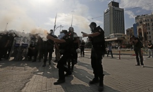 Видео, в което турски полицай стреля по протестиращи, взриви интернет