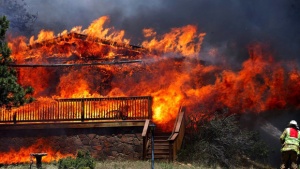 Евакуират хиляди домове заради пожари в Колорадо