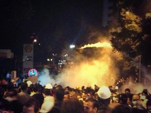 Полицията в Анкара атакува барикади с газ и водни оръдия