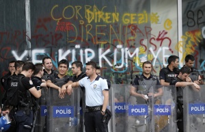Уволнени са трима полицаи, малтретирали протестиращи в Измир