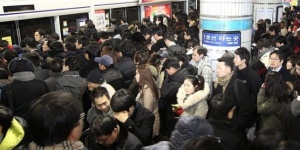 Авария в метрото блокира над 60 000 души в Токио