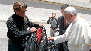 Подариха два мотора и кожено яке на папа Франциск