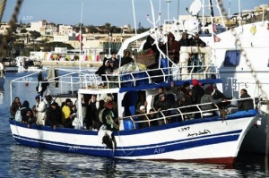 Италианската брегова охрана спаси 159 имигранта от потъващ кораб