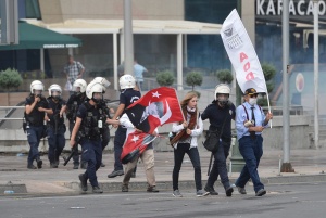 Турската полиция е задържала над 400 протестиращи