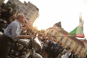 Протестиращи се събират пред Министерски съвет