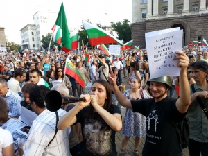 Протестиращите в столицата тръгнаха към парламента