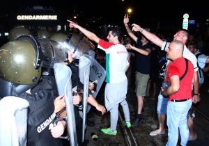 Осем пострадали при сблъсъците пред централата на „Атака“