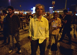 Нов вид протест в Турция: безмълвен стоящ човек