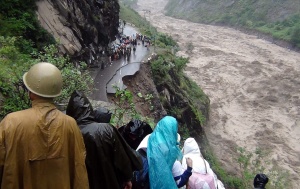 Свлачище от пороите в Индия взе минимум 60 жертви