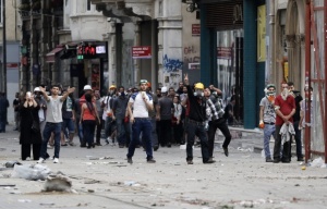 Над 100 души са арестувани при операция срещу протестиращи в Турция