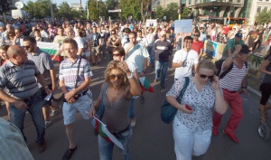 Протестиращи блокираха кръстовището пред общината във Варна