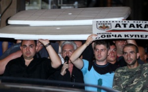 БНТ разкри как наемат яки момчета да стоят пред централата на Атака в София