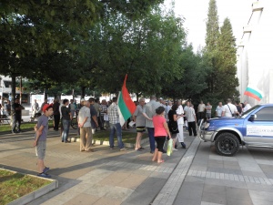 30-тина души протестират пред Областната администрация в Пазарджик