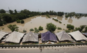 Жертвите от наводненията в Индия вече са над 200
