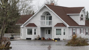 Около 100 000 души са евакуирани в Канада заради наводнения