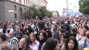 Протестиращи хвърлиха сурови яйца по централата на ДПС в София