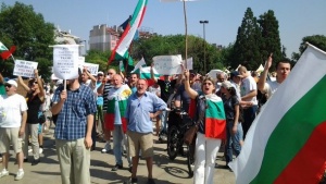 Протестът пред НДК набира сила