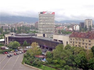 Част от протестиращите се преместиха пред "малкото НДК"