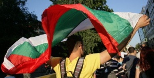 Стотици продължават протестите и във Варна и Благоевград