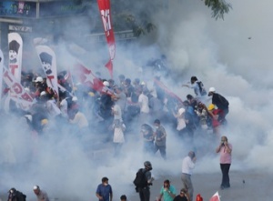 Полицията в Истанбул отново разпръсна протестиращи с водни струи и сълзотворен газ