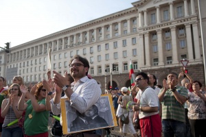 Граждани се събират на площад "Независимост" за 11-ия ден на протести
