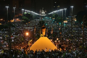 Стотици хиляди продължават протестите в Бразилия