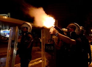 Полицията разпръсна протестиращите в Анкара със сълзотворен газ и водни струи