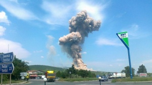 Блокират пътя Петолъчката–Бургас заради взривовете на боеприпаси край Лозенец