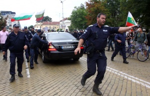 Полицията изведе премиера и  министри от Народното събрание