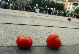 „Фигаро”: В България замеряха с домати парламента