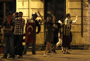 Съдът в Измир остави в ареста 11 демонстранти