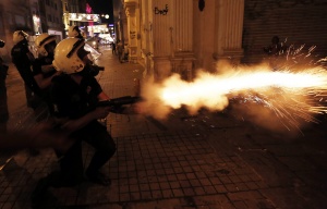 Турската полиция ще използва сълзотворен газ само след предупреждение