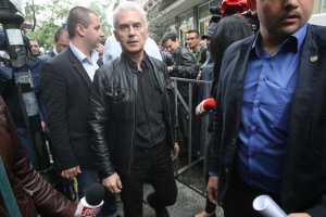 Сидеров наруга медиите и влезе на работа