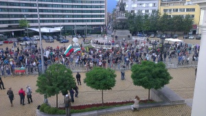 Протестиращите хвърлят черен хайвер, домати и яйца пред парламента