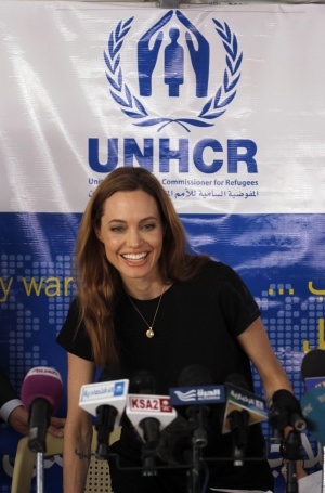 Джоли пита бившия си съпруг за мастектомията