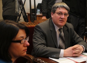 Шефът на НЗОК: Здравният министър изпълнява политическа поръчка