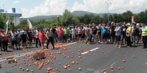 Около 200 земеделци блокираха Е-79 край Сандански
