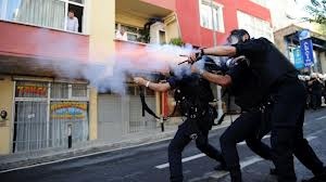 Отново размирици в Турция, полицията атакува със сълзотворен газ и водни оръдия