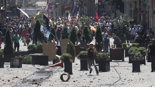Турският премиер призна за "крайни" полицейски действия срещу демонстрантите