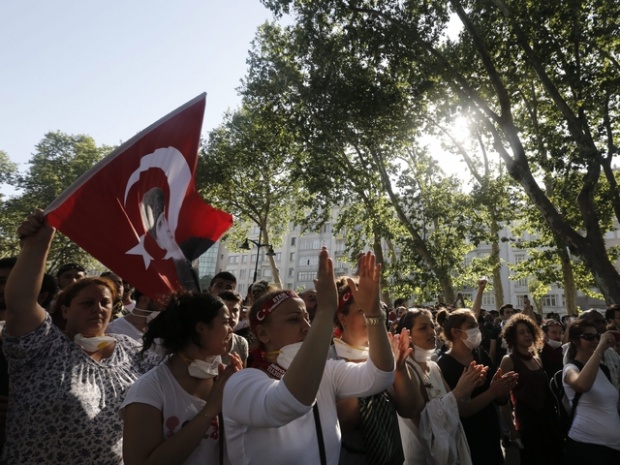 Хиляди протестиращи в Истанбул празнуват победа над Ердоган