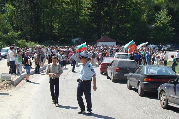 Протестиращи блокираха пътя на прохода "Петрохан"