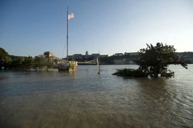 Будапеща се размина с катастрофа от наводненията