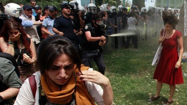 АФП: Млади градски жени – лицето на протестите в Турция