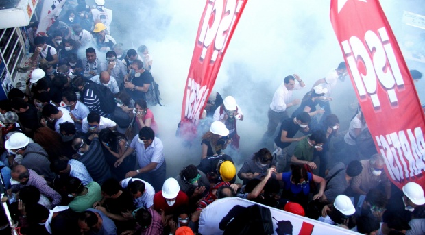 Полицията в Истанбул щурмува площад Таксим