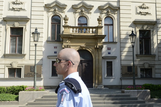 Предявиха обвинения към седем задържани политици в Чехия