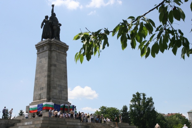 50 души на протест срещу паметника на Съветската армия